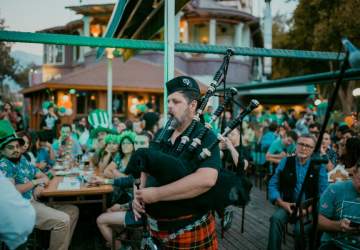 Con cerveza verde, shop gratis y música en vivo: así se celebrará San Patricio 2024 en los bares de Santiago
