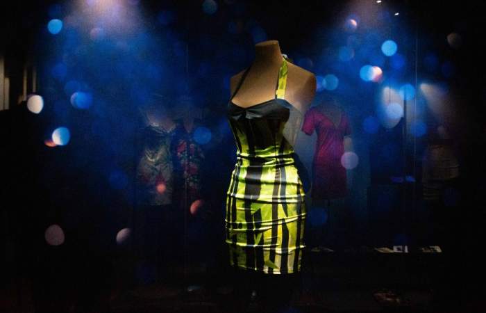 El Museo de la Moda recuerda a Amy Winehouse con más de 60 vestidos y accesorios de la artista