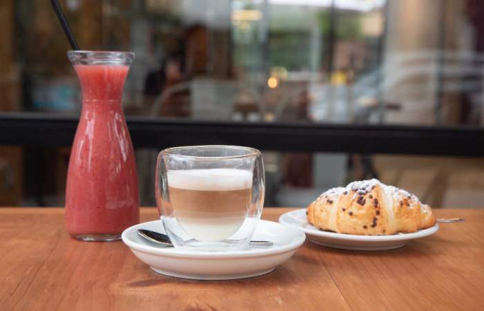 Los nuevos cafés para conocer en Santiago y donde puedes partir el día con energía