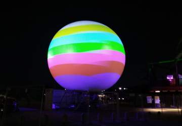 Una “bola de cristal” gigante prende los atardeceres en el Parque de la Familia