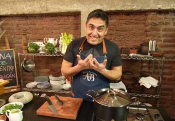 El chef Álvaro Barrientos revela la receta y secretos de la empanada de pino perfecta