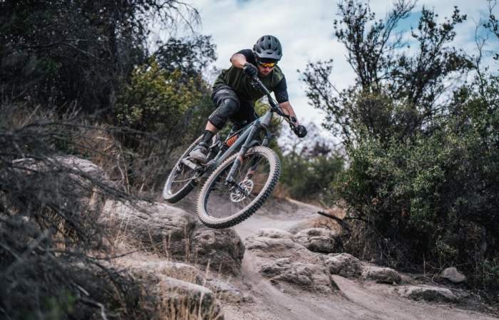 La nueva pista de mountain bike del cerro Manquehue promete adrenalina y vistas únicas de Santiago
