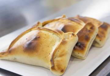 11 insuperables empanadas de pino en Santiago que son un mordisco al patrimonio gastronómico chileno