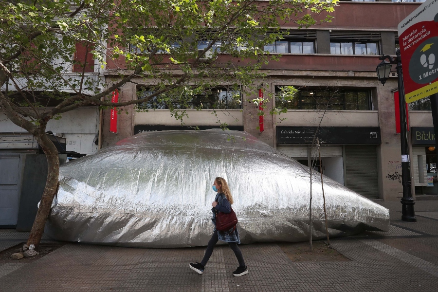 Un globo-galería de arte sorprende a los transeúntes de la Alameda