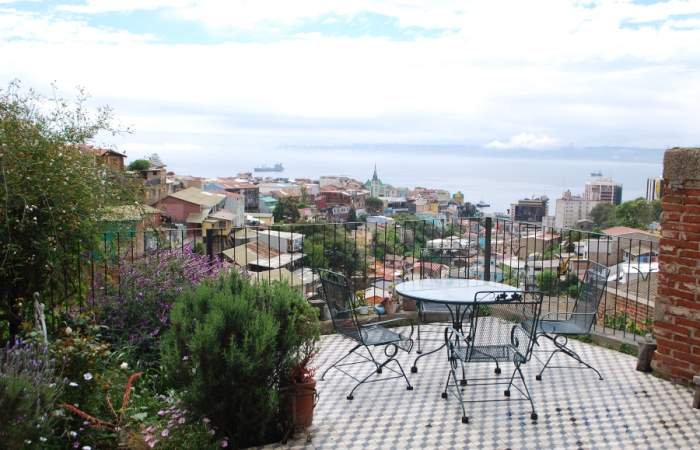 Escápate a Valparaíso a una casona de 1900 con todo es estilo porteño y que puedes arrendar con Airbnb