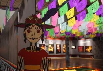 Las catrinas y calaveras del Día de Muertos llenan de color el Museo Artequin