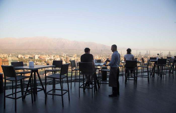 Luna Bar: la escondida terraza del Costanera Center con espectacular vista de Santiago