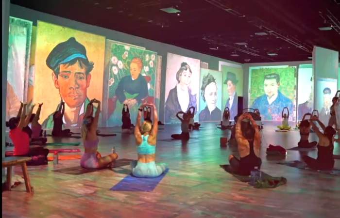 Toma clases de yoga en un lugar increíble: la exposición inmersiva Beyond Van Gogh