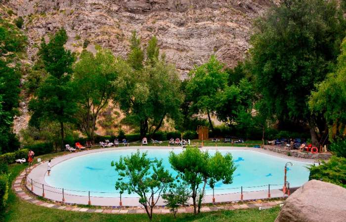 7 refrescantes piscinas para capear al calor en Santiago