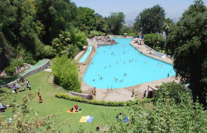 10 refrescantes piscinas en Santiago para capear al calor y despedir del verano