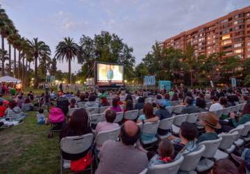 Con estrenos destacados, el cine al aire libre se toma parques y plazas de Providencia