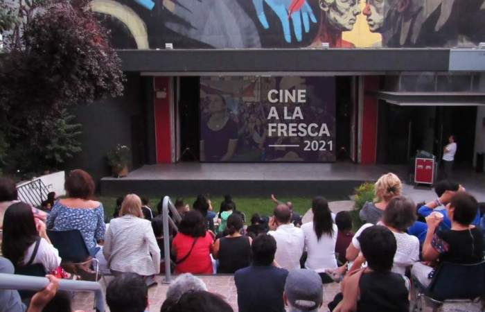 Cine bajo las estrellas: los ciclos para ver películas al aire libre y gratis este verano en Santiago