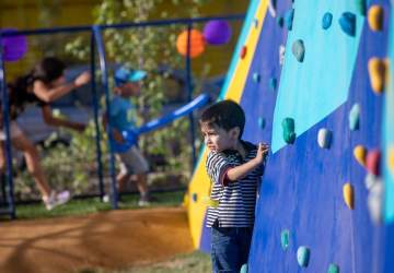 Con muros de escalada y entretenidos juegos: así son las primeras plazas de la niñez de Chile