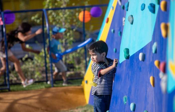 Con muros de escalada y entretenidos juegos: así son las primeras plazas de la niñez de Chile