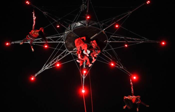 El sorprendente espectáculo gratuito de Santiago a Mil que lleva el circo al cielo