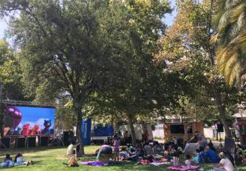 Un ciclo de cine gratuito exhibirá películas familiares en parques de la comuna de Santiago