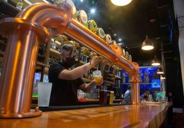 El Patio Esmeralda: el bar cervecero regalón del presidente Gabriel Boric