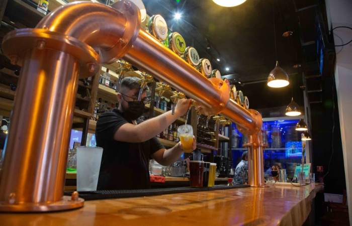 El Patio Esmeralda: el bar cervecero regalón del presidente Gabriel Boric