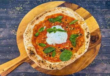 Capri Pizzería: el delivery de pizza con mozzarella recién hecha