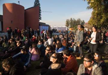 El Planetario Usach se pone en modo eclipse solar: regalará lentes certificados
