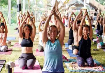 Yoga White Experience: el festival de bienestar que llega al Parque Bicentenario con clases, meditación y música