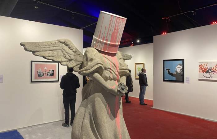De las calles al GAM: así es la primera exposición en Chile dedicada a Banksy, el misterioso genio del arte urbano