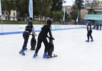 Este invierno te puedes lucir en el patinaje en la pista de hielo del Parque Bustamante