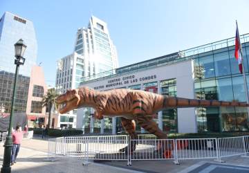 Dinosaurios de hasta 35 metros invaden las calles de Las Condes: se quedarán todo el fin de semana largo