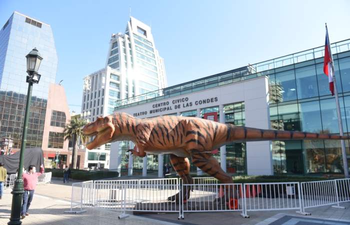 Dinosaurios de hasta 35 metros invaden las calles de Las Condes: se quedarán todo el fin de semana largo