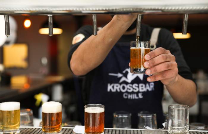 KrossBar: el hit cervecero desembarca en Antofagasta con una terraza con vista al mar