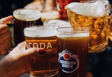 Los mejores bares de Santiago para ir a brindar por el Día de la Cerveza