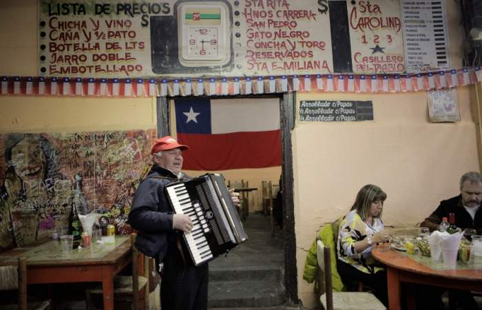 Las picadas en Santiago donde reina el folclor y el patrimonio chileno