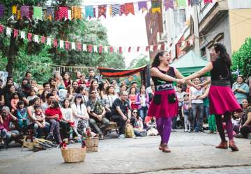 Flor de Esquina: el espectáculo gratuito que llenará de color y música las calles del barrio Yungay