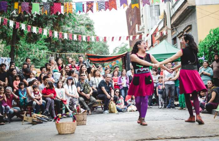 Flor de Esquina: el espectáculo gratuito que llenará de color y música las calles del barrio Yungay