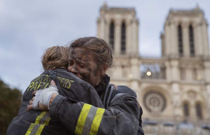 Notre-Dame: la serie que mezcla drama y realidad en torno al incendio de la catedral parisina