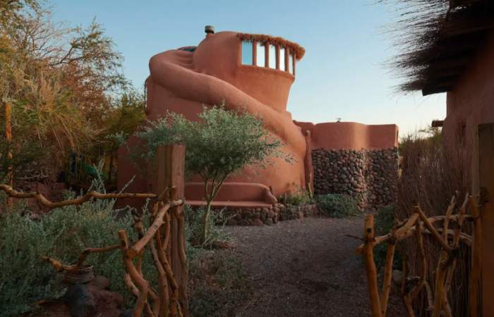 En en medio de un oasis en el desierto: una mágica casa de piedra y barro en San Pedro de Atacama para arrendar por Airbnb