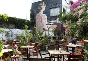 El Retiro: el bar que irrumpe en barrio Bellavista con una increíble terraza-jardín
