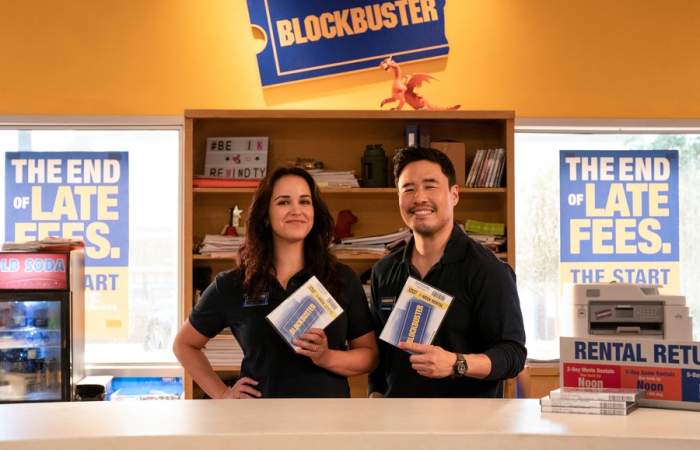 Blockbuster: la nueva comedia de Netflix que revive al clásico de arriendo de películas