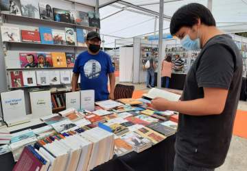 Después de tres años, la Feria del Libro de Santiago vuelve con más de 200 actividades y entrada gratis de lunes a jueves