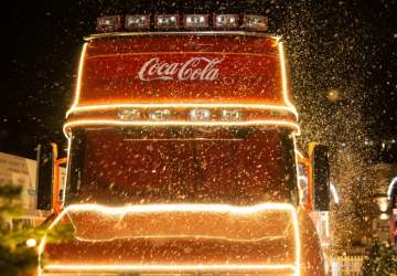 La caravana navideña de Coca-Cola vuelve a Santiago: revisas las comunas y fechas donde se podrá ver