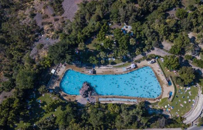 9 refrescantes piscinas para capear al calor en Santiago