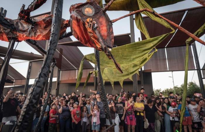 Insectes: el desfile de insectos gigantes que está invadiendo Santiago