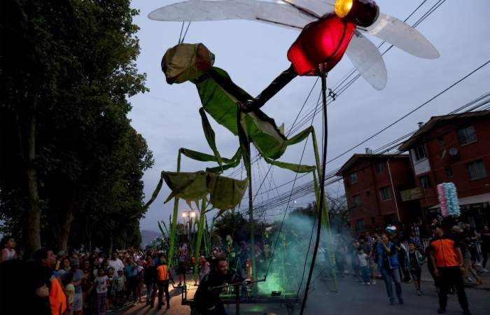 El desfile de insectos gigantes de Teatro a Mil llega a Plaza Ñuñoa y a Parque Bicentenario