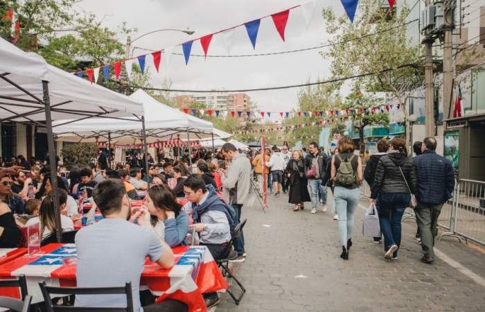 Sabores del mundo a la chilena: la fiesta dieciochera que se toma las calles de Providencia