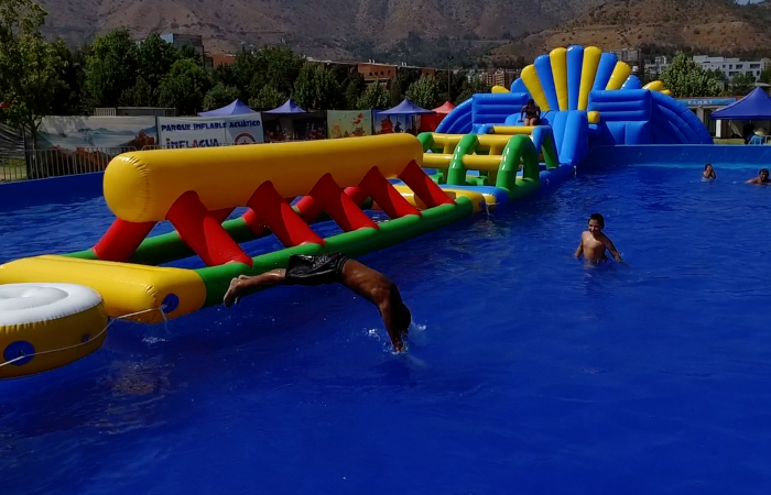 Inflagua: el entretenido parque inflable acuático para grandes, chicos y mascotas