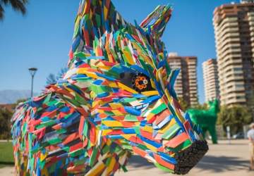 Animales gigantes hechos de residuos invaden el Parque Juan Pablo II