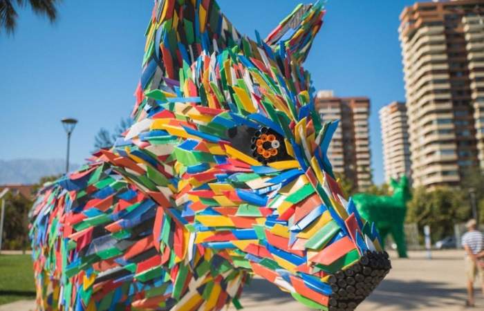Animales gigantes hechos de residuos invaden el Parque Juan Pablo II