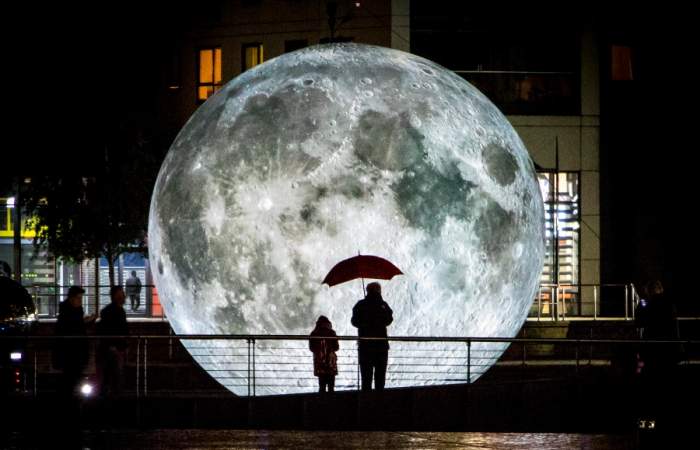 El impresionante Museo de la Luna llega por primera vez a Chile