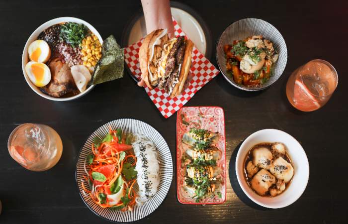 DeCalle: la cocina callejera asiática con ramen y hamburguesas el Plaza Egaña