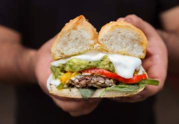 Hamburqueta: las nuevas hamburguesas y completos en marraqueta del barrio Franklin